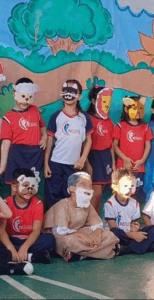 Alunos com máscaras de animais no pátio do colégio nazareno