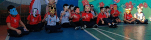 Alunos com máscaras de animais no pátio do colégio nazareno