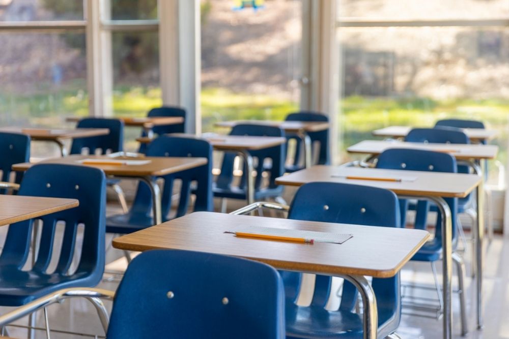 fila de cadeiras e mesas escolares em sala da aula.