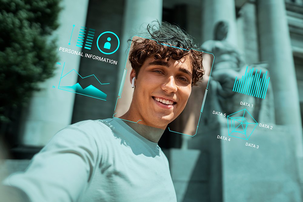 Estudante tirando selfie com informações de inteligência artificial na tela do celular.