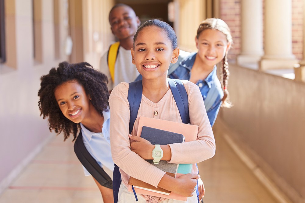 Alunos do ensino fundamental reunidos no corredor da escola.