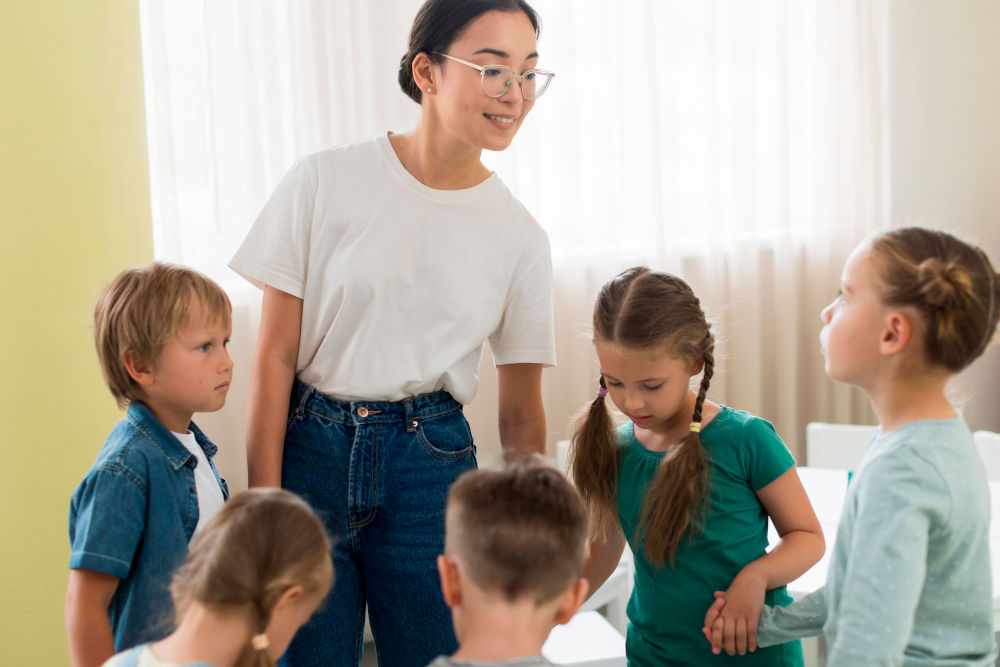 Professora de mãos dadas com grupo de alunos